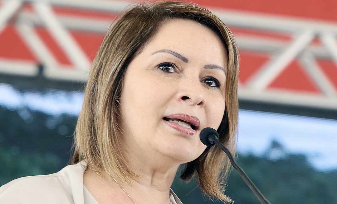 Prefeita Socorro Neri entrega veículos para a Assistência Social