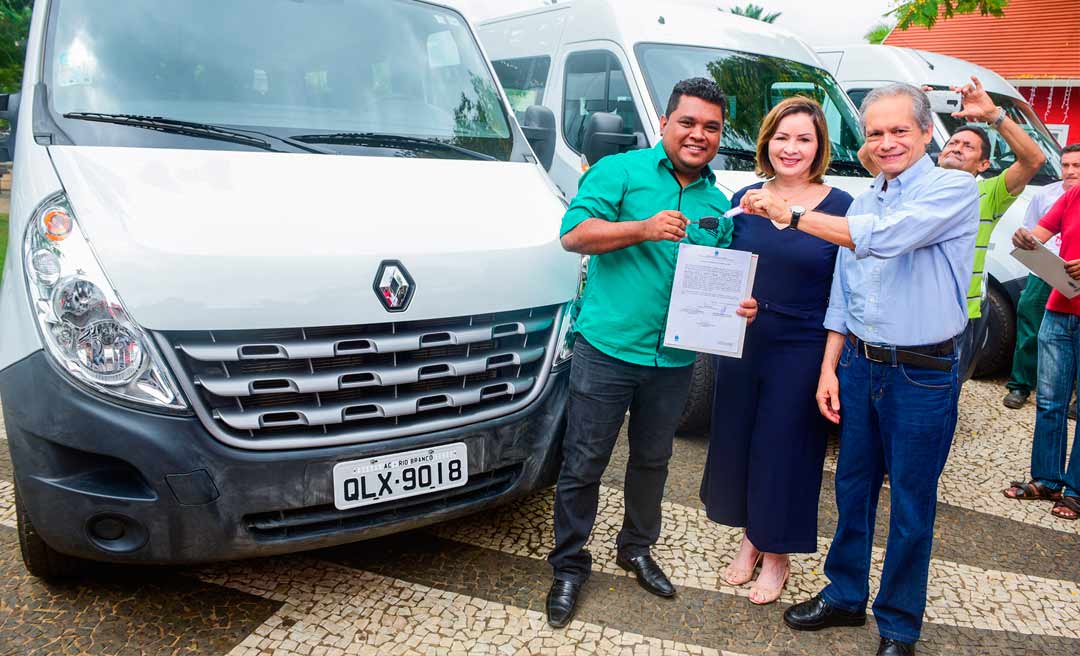 Prefeita Socorro Neri entrega veículos para entidades que prestam serviços assistenciais em Rio Branco