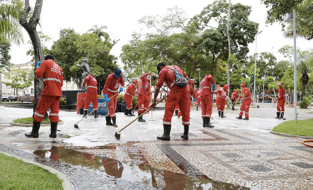 Prefeitura de Rio Branco realiza lavagem das calçadas nas praças centrais da cidade