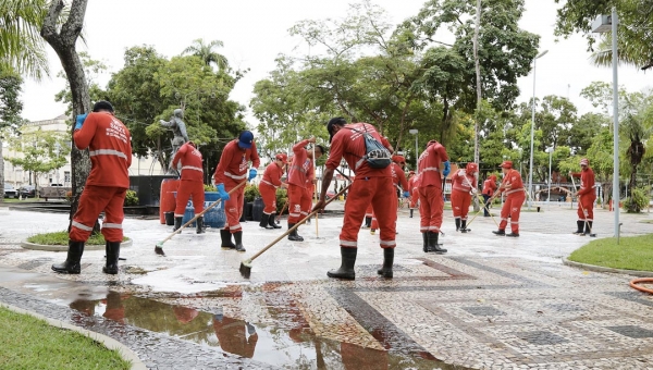 Prefeitura de Rio Branco realiza lavagem das calçadas nas praças centrais da cidade