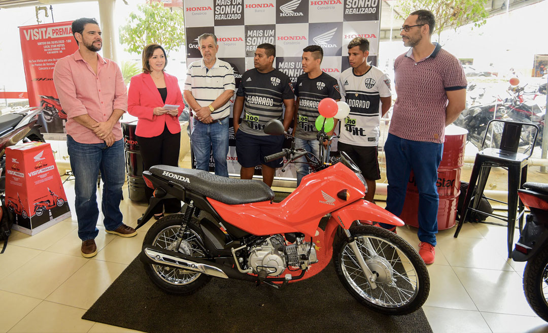 Prefeita Socorro Neri entrega motos para premiados no Copão Comunitário