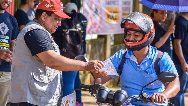 Prefeitura de Rio Branco realiza Blitz Educativa de combate ao mosquito da dengue no Adalberto Sena