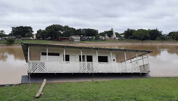 Vazante de rio deixa flutuante encalhado e causa transtorno a ribeirinhos que precisam do local