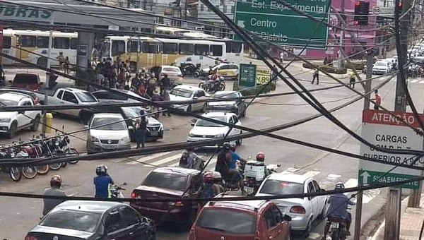 Motoristas de ônibus bloqueiam acesso ao Terminal Central de Rio Branco