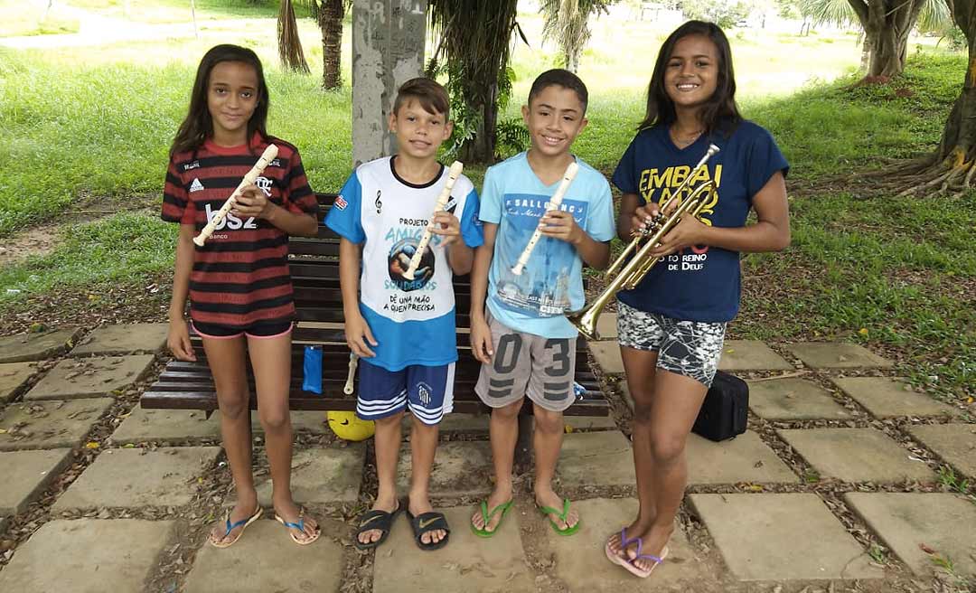 Menino de 11 anos recruta amigos para ensinar música