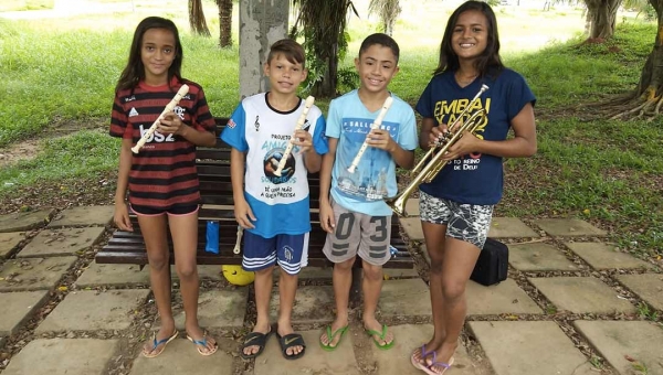 Menino de 11 anos recruta amigos para ensinar música