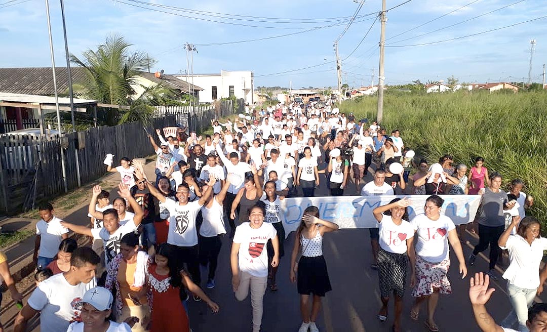 Vestidos de branco, católicos e evangélicos saem às ruas juntos pela paz na Cidade do Povo