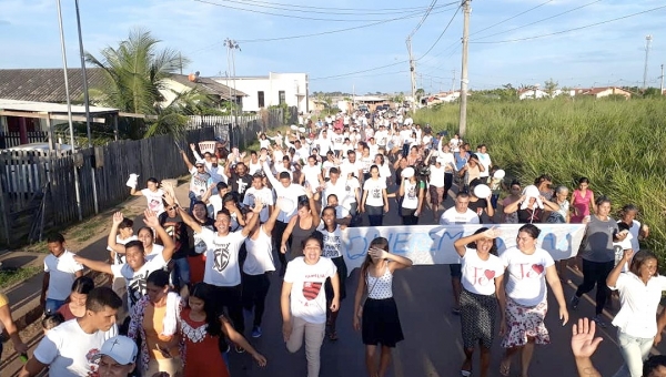 Vestidos de branco, católicos e evangélicos saem às ruas juntos pela paz na Cidade do Povo