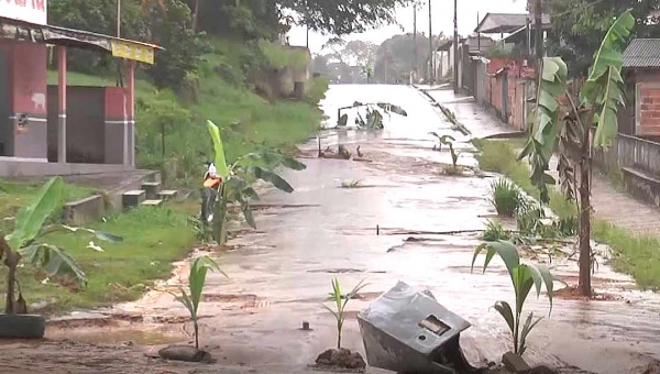 Moradores bloqueiam rua com bananeiras e pedem tapa-buraco em Cruzeiro do Sul