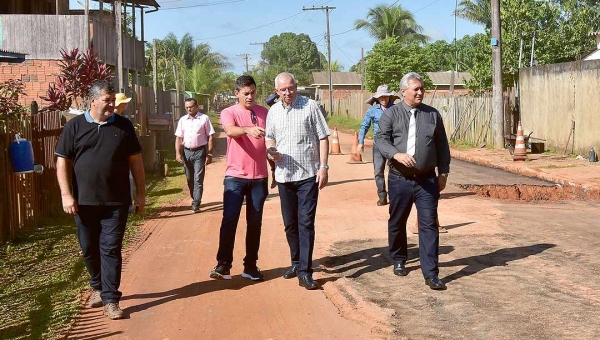 Prefeito em exercício Antônio Morais vistoria obras no Taquari