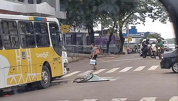 Colisão entre caminhão e ônibus deixa trânsito lento no Centro de Rio Branco