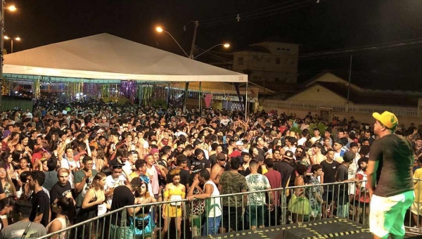 Mais de 5 mil pessoas participaram da primeira noite do CarnaVila em Rio Branco