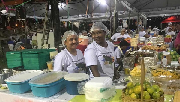 Comércio informal do Mercado Velho comemora aumento das vendas no último dia de Carnaval