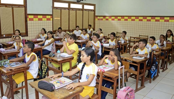 Prefeitura afirma que paralisação prejudicaria milhares de alunos e não soluciona a situação na Educação