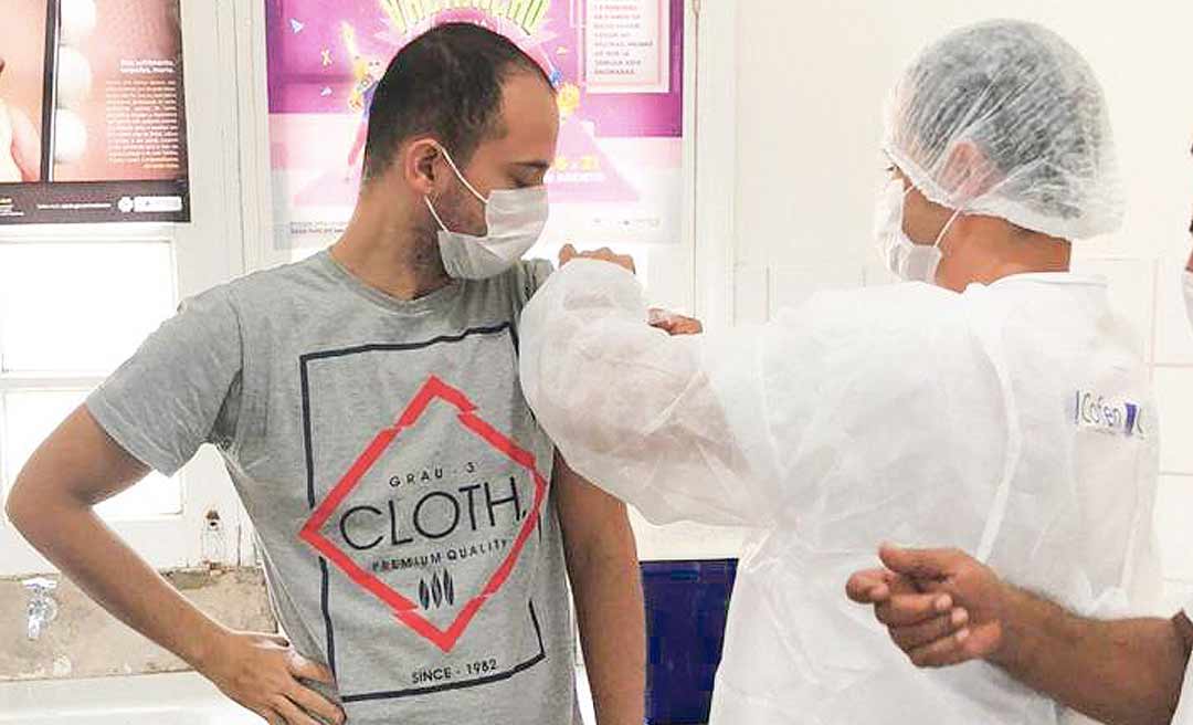 Idosos e profissionais da saúde começam a receber vacina contra a influenza nesta segunda