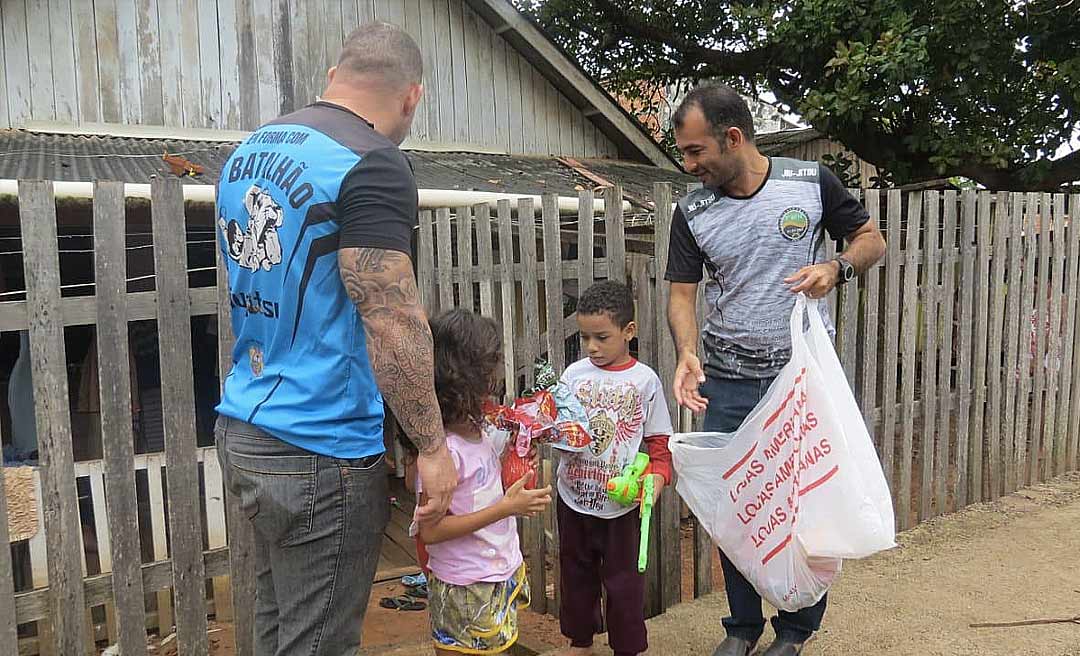 PM do Acre entrega ovos da Páscoa a crianças carentes em Rio Branco