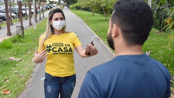 Fica em casa: campanha da Prefeitura leva orientações a praças e parques da cidade