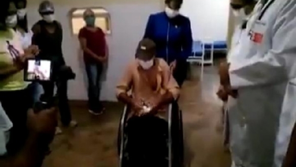 Curado de covid-19, idoso de 74 anos deixa hospital em clima de festa no Acre