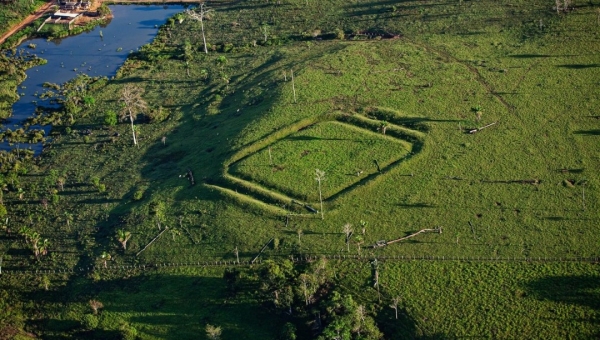 O que são os geoglifos milenares destruídos por trator na Amazônia acreana