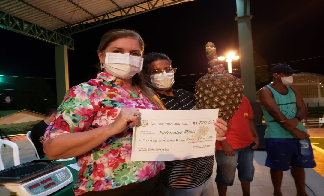 Em Tarauacá, Marilete Vitorino inaugura praça e escolhe o maior abacaxi do ano 