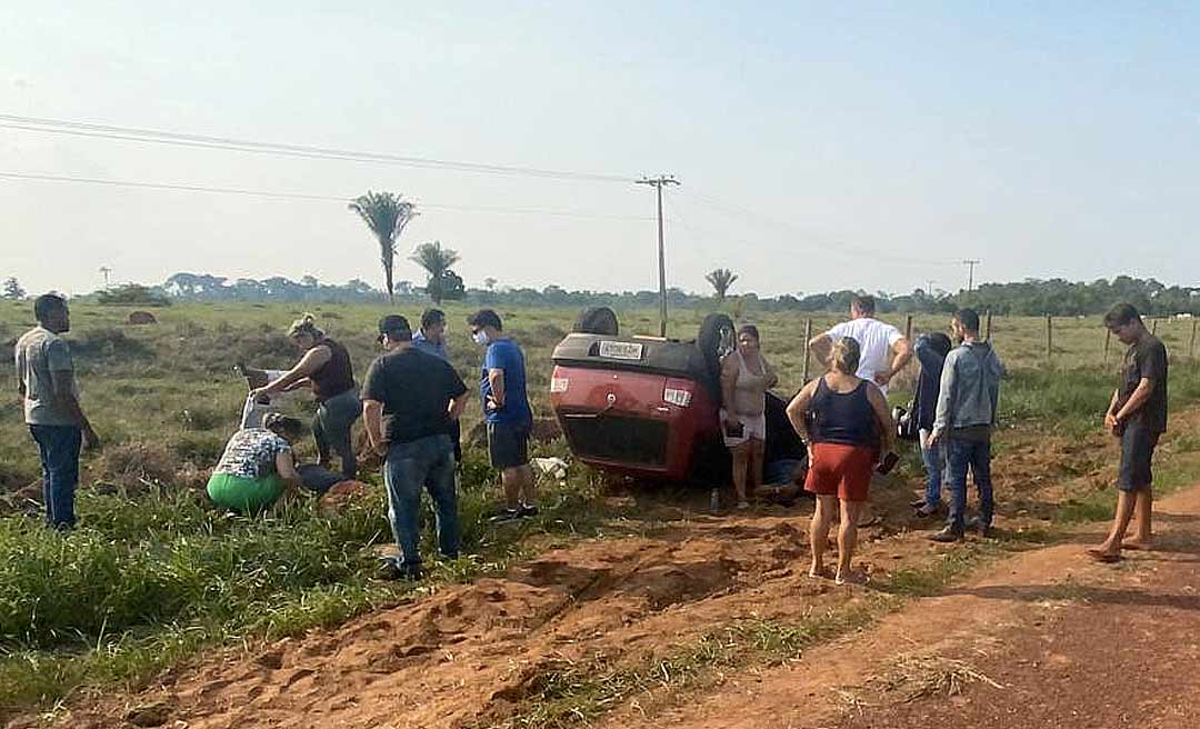 Duas pessoas ficam gravemente feridas após carro capotar na BR-317 entre Brasileia e Rio Branco
