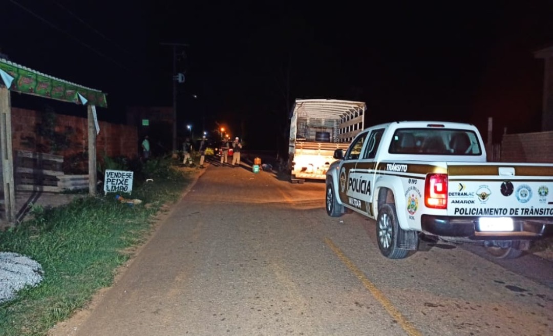 Trabalhador perde a vida ao colidir moto contra um caminhão no Amapá