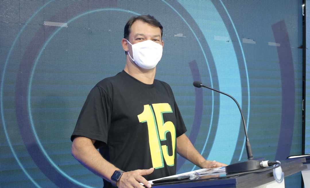 "Deixe de se fazer de coitado", diz Roberto a Minoru durante debate na TV Gazeta