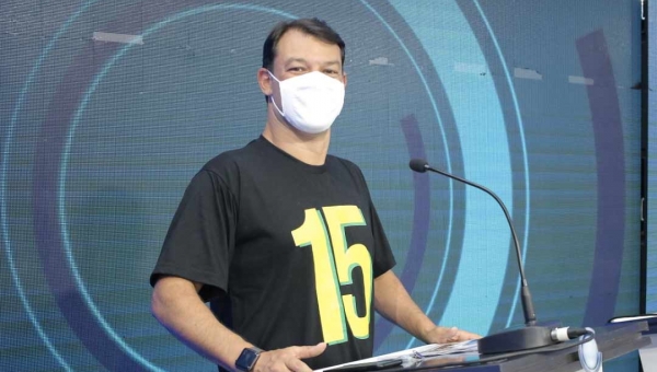 "Deixe de se fazer de coitado", diz Roberto a Minoru durante debate na TV Gazeta