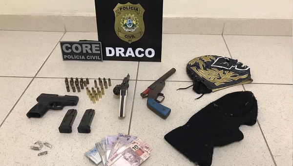 Polícia Civil prende dois envolvidos em latrocínio, apreende menor, drogas, duas armas e recupera arma da vítima