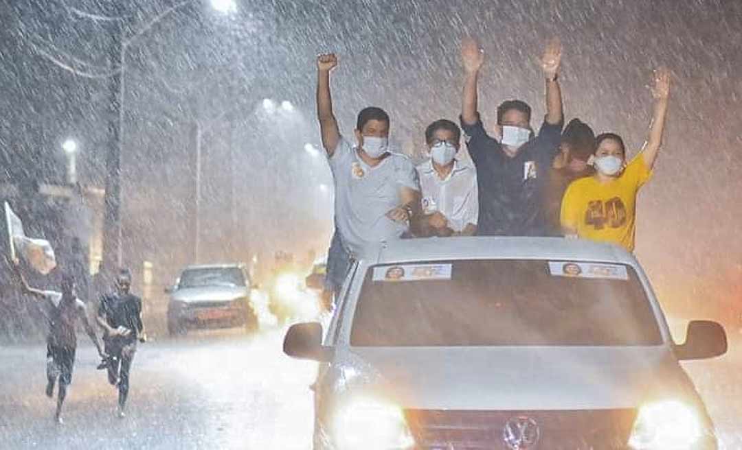 Debaixo de chuva, Gladson e Socorro participam de carreata na Cidade do Povo