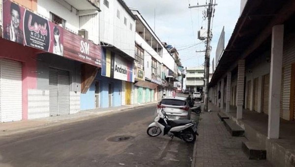 No Vale do Juruá, igrejas e restaurantes voltam a fechar as portas por causa da Covid-19
