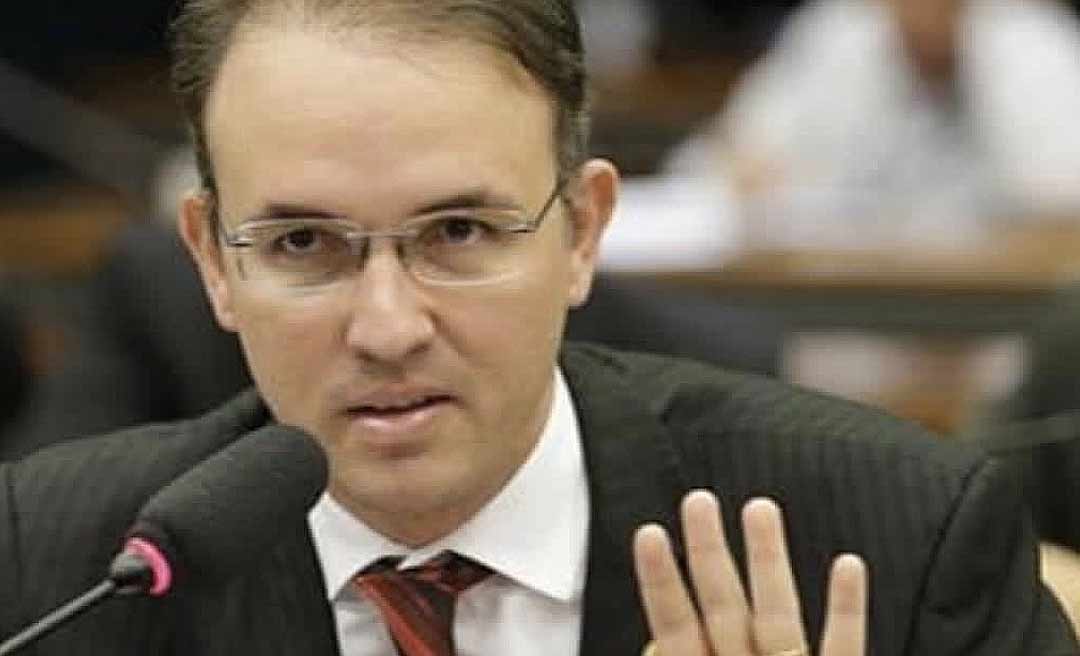 Leo de Brito questiona possível desperdício de 6,8 milhões de testes da Covid-19 e estoque de cloroquina  