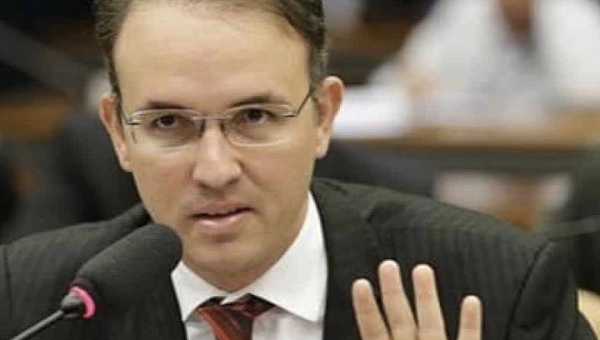 Leo de Brito questiona possível desperdício de 6,8 milhões de testes da Covid-19 e estoque de cloroquina  