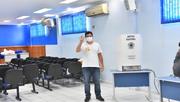 Eduardo Ribeiro, vice de Socorro Neri, vota e diz acreditar na virada 