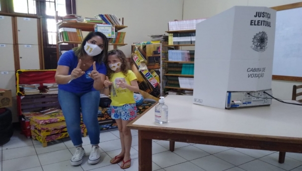 Na companhia da filha, Marfisa vota e relembra: "Fizemos uma campanha sem agressões"
