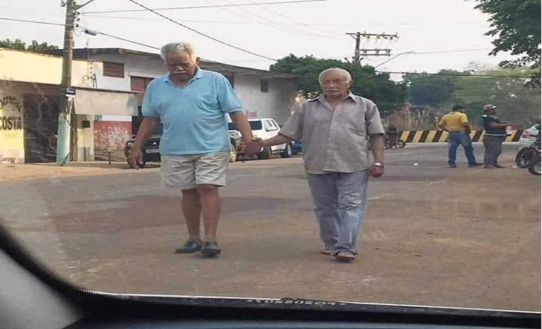 Morador do bairro Quinze viraliza nas redes sociais após registro de amor fraternal