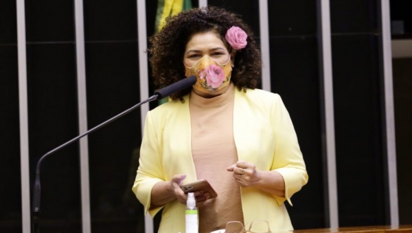 Perpétua propõe reunião urgente entre Governo do Acre, MP e ANAC para encontrar saídas e evitar o fechamento dos aeroportos de Porto Walter e M. Thaumaturgo