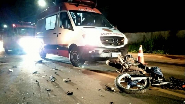 Jovem fica gravemente ferido em colisão entre moto e carro na Avenida Sobral