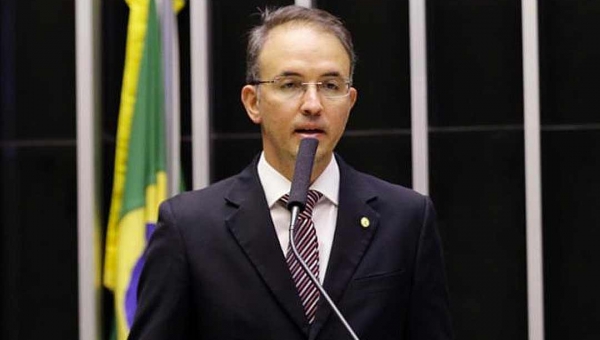 Deputado federal Leo de Brito defende regulamentação imediata do Fundeb