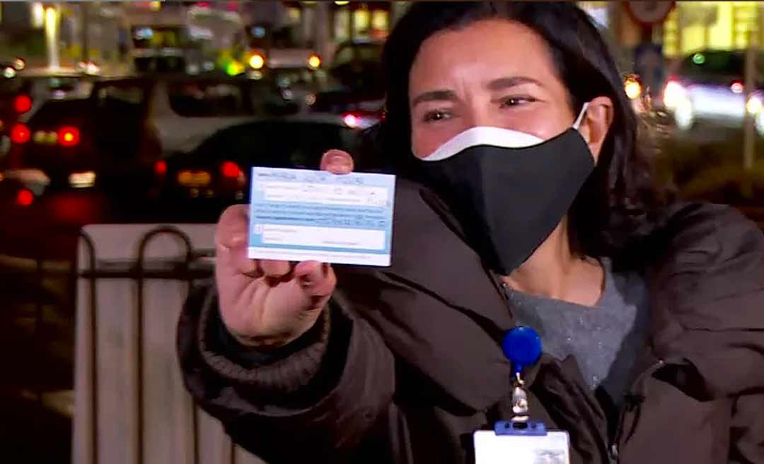 'Tem luz no fim do túnel', diz brasileira que está entre os primeiros vacinados para a Covid-19 no Reino Unido