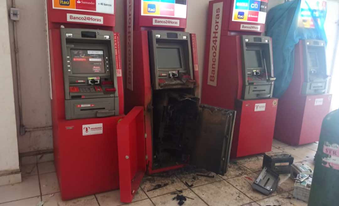 Criminosos mostram poder de fogo e arrombam caixa eletrônico de supermercado no Acre