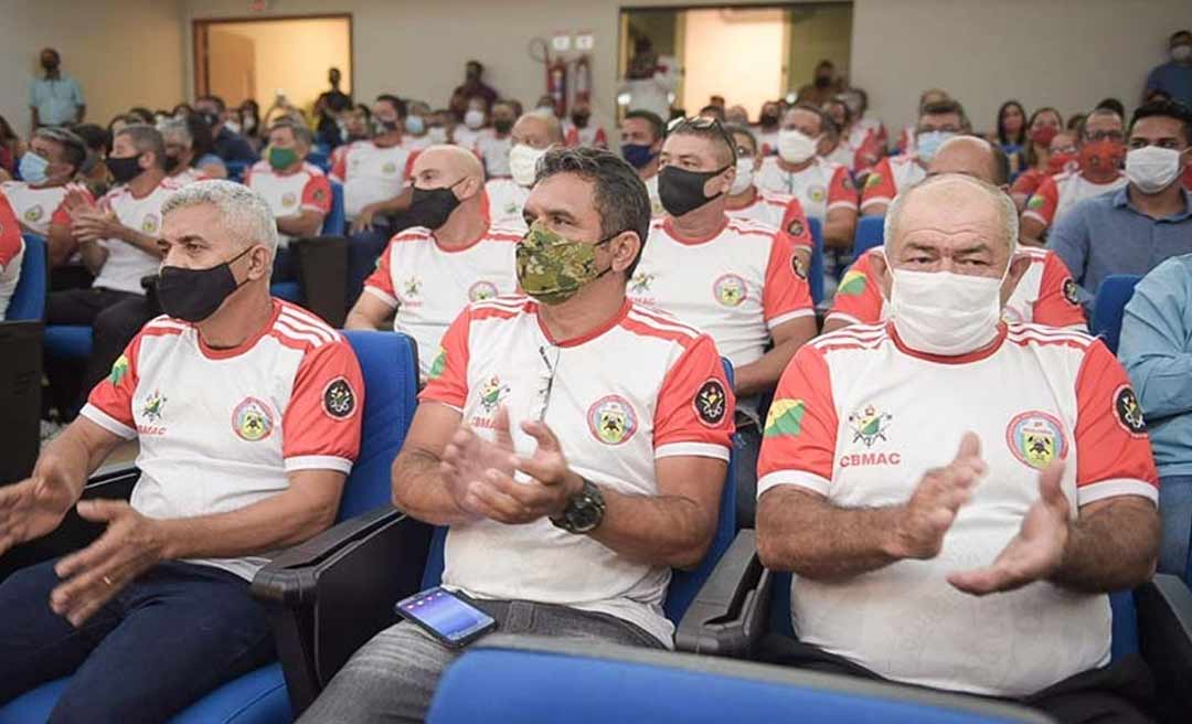 Bombeiros veteranos são homenageados com medalhas pelo governador Gladson Cameli