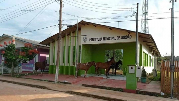 Cavalos são flagrados dentro do prédio da Prefeitura de Jordão; imagem gerou polêmica