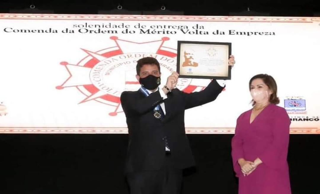 Gladson é homenageado por Socorro Neri com Comenda Volta da Empreza