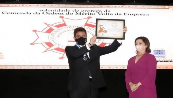 Gladson é homenageado por Socorro Neri com Comenda Volta da Empreza
