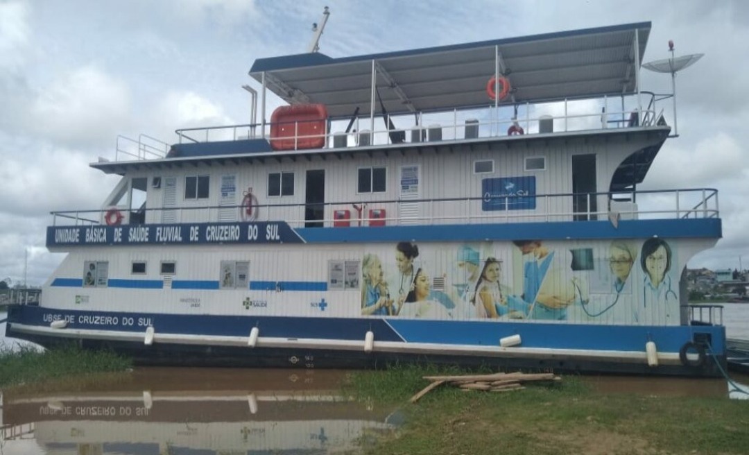 Barco-Hospital fluvial é posicionado em bairro atingido por enchente do Rio Juruá