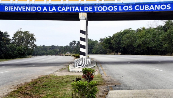 Com recorde de casos de Covid-19, Cuba volta a fechar escolas e decreta toque de recolher em Havana