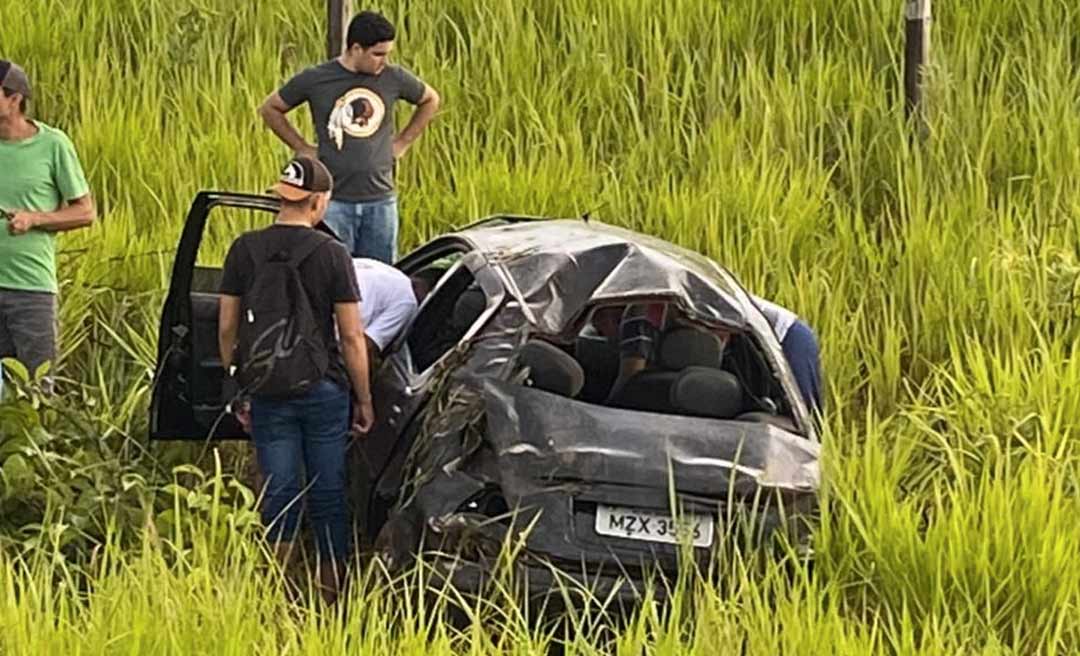 Carro capota na BR-364 e deixa seis feridos, entre eles duas crianças de 11 e 12 anos