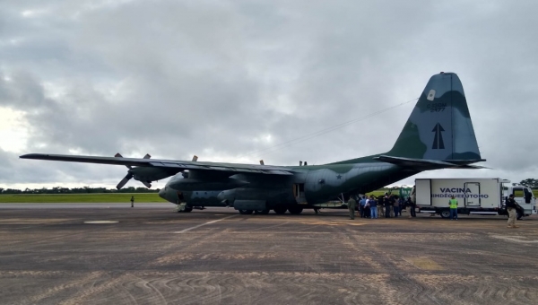 Avião com as 41 mil doses da vacina anticovid chega ao Acre 