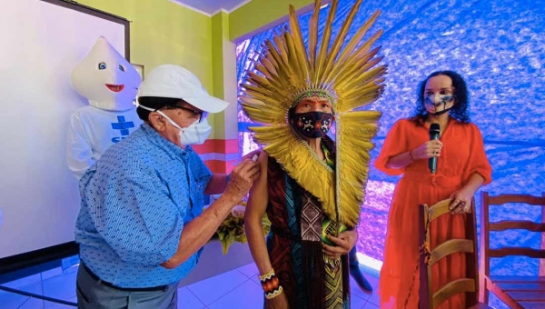 Primeiros vacinados contra a covid-19 em Tarauacá foram um indígena e um servidor aposentado da Saúde